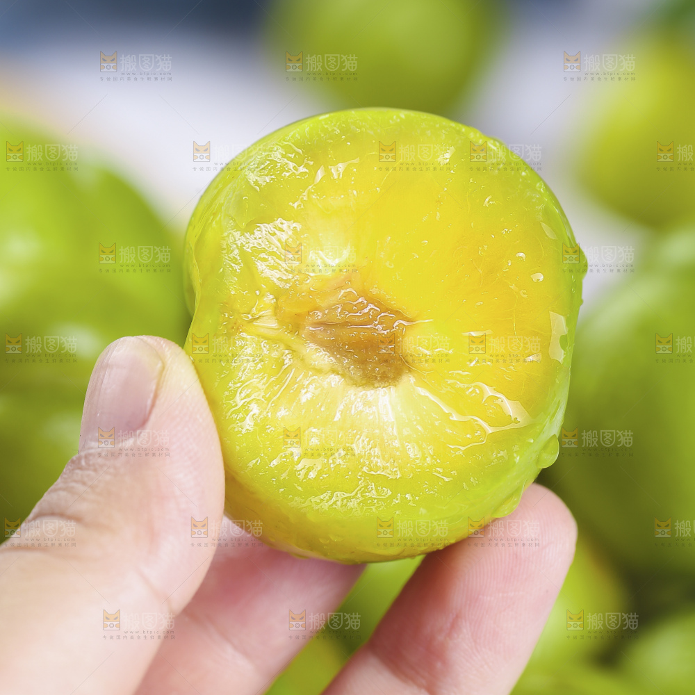 手里拿着蜂糖李