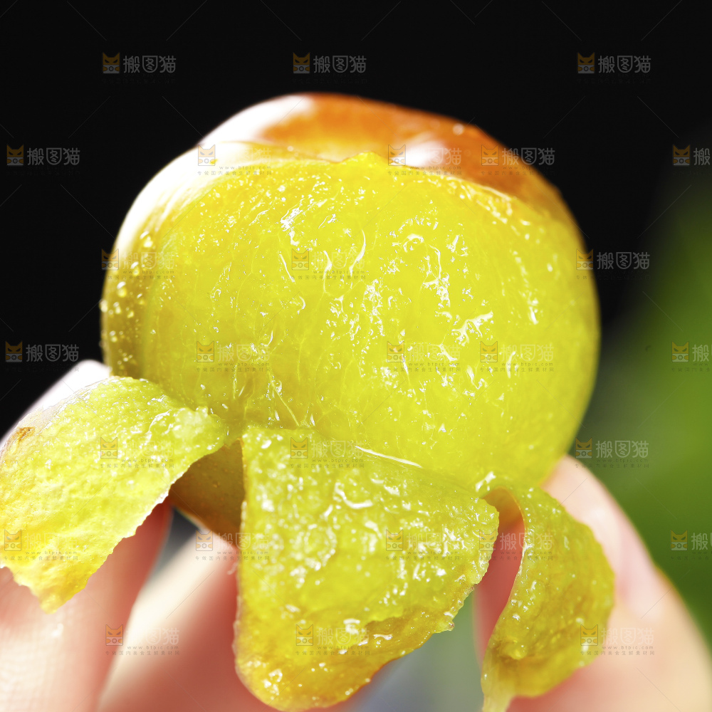 深底上的半边红李子
