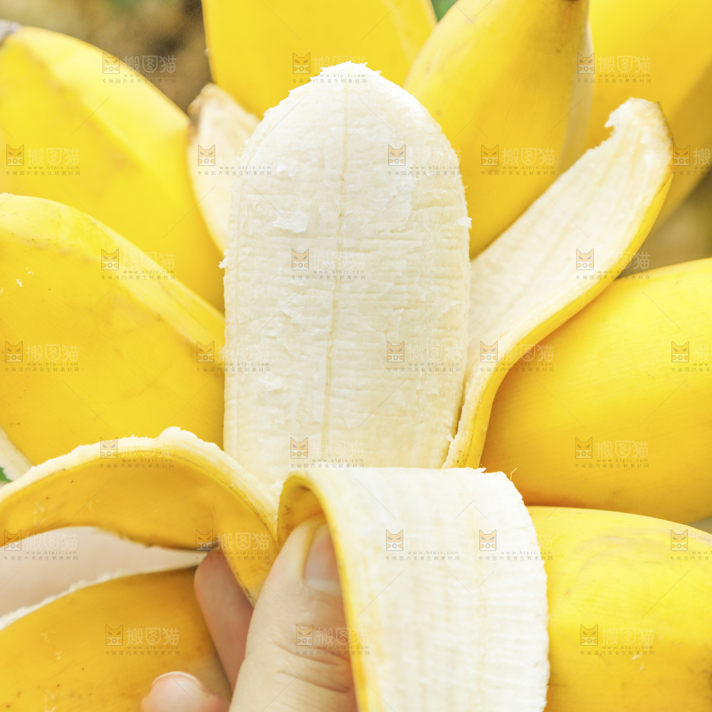 手里拿着苹果蕉