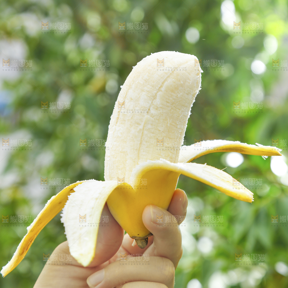 手里拿着苹果蕉