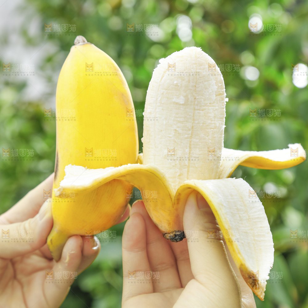 手里拿着苹果蕉
