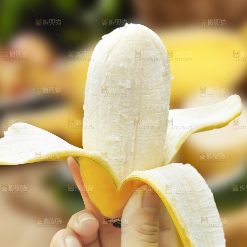 手里拿着苹果蕉