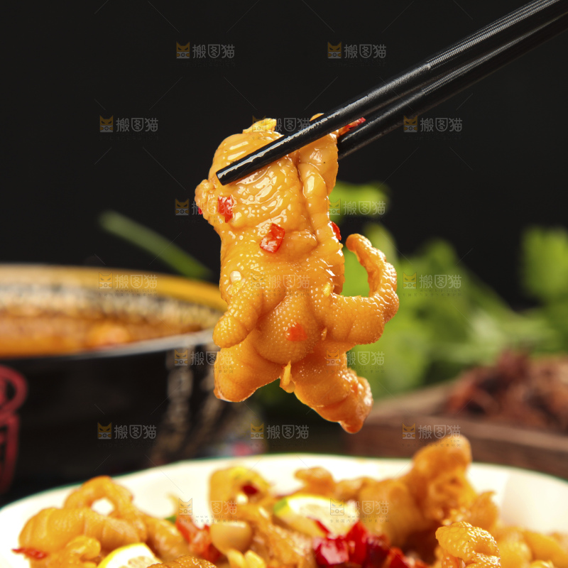 深底上的柠檬无骨鸡爪