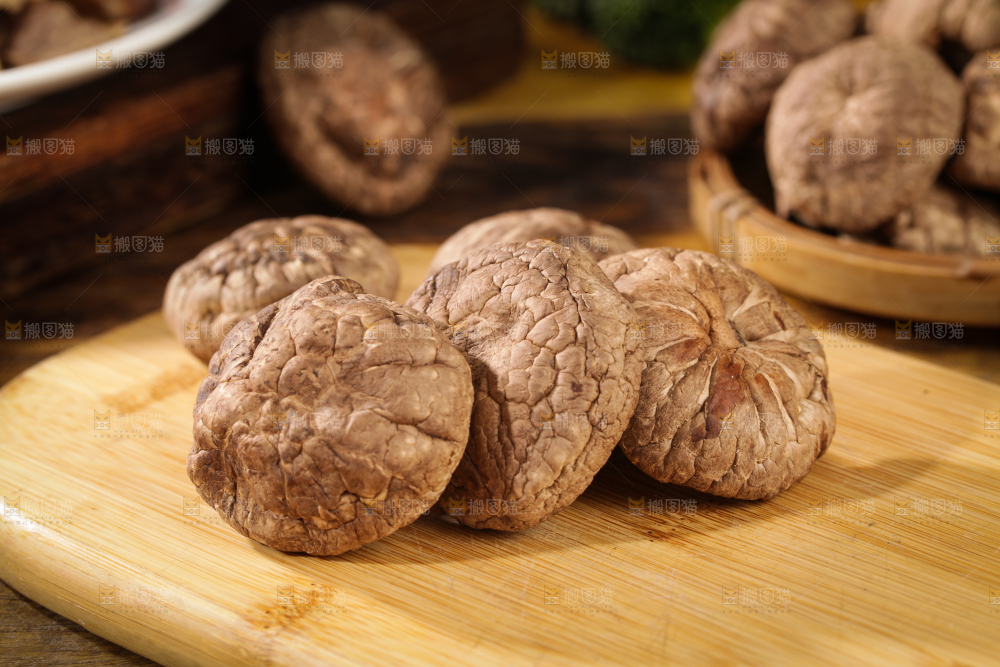 深底上的干香菇