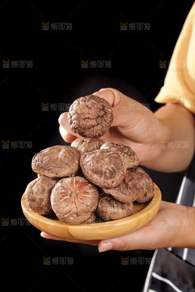 深底上的干香菇