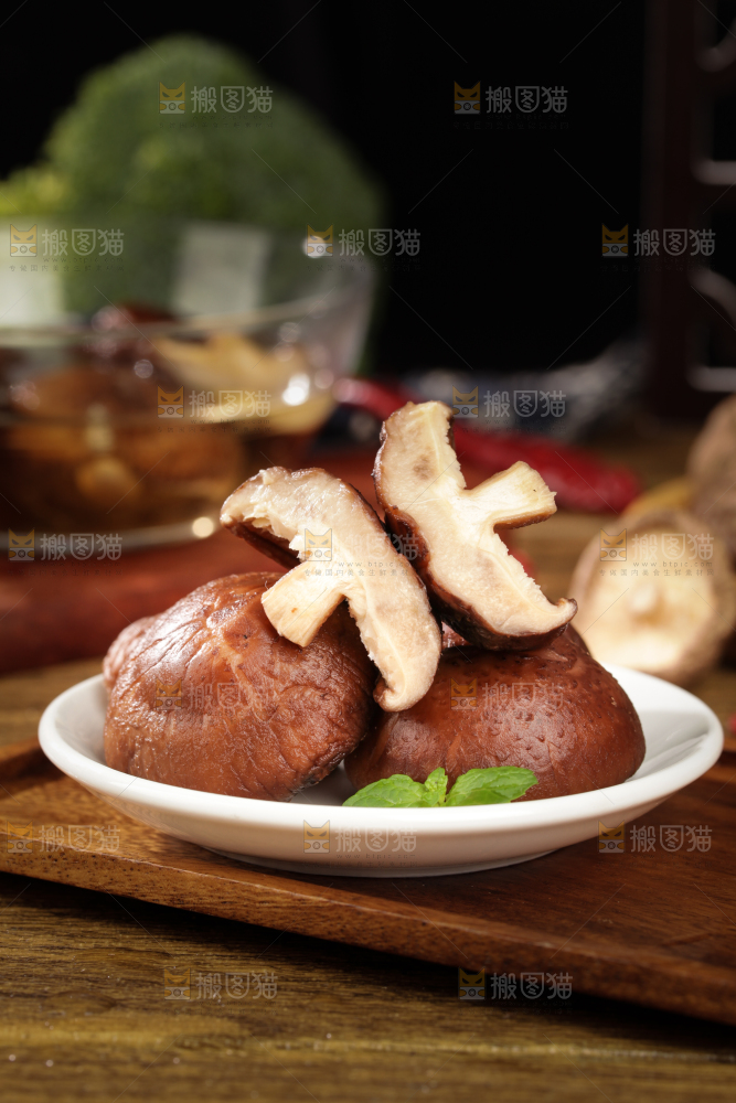 深底上的干香菇