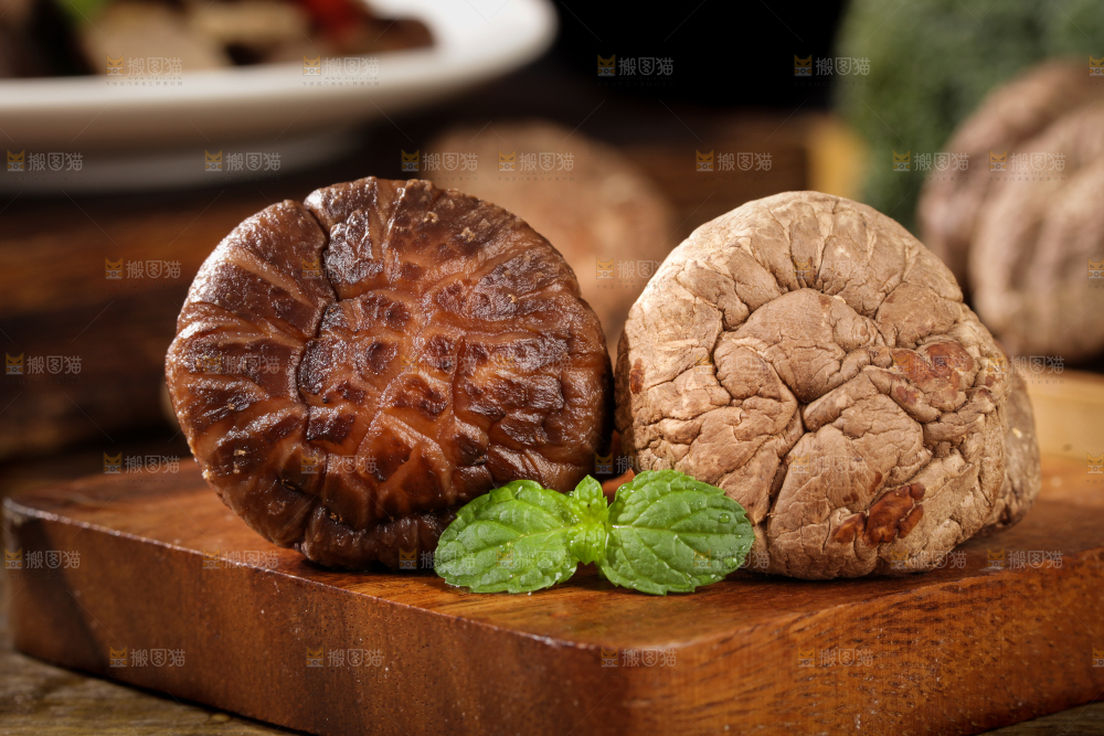 深底上的干香菇