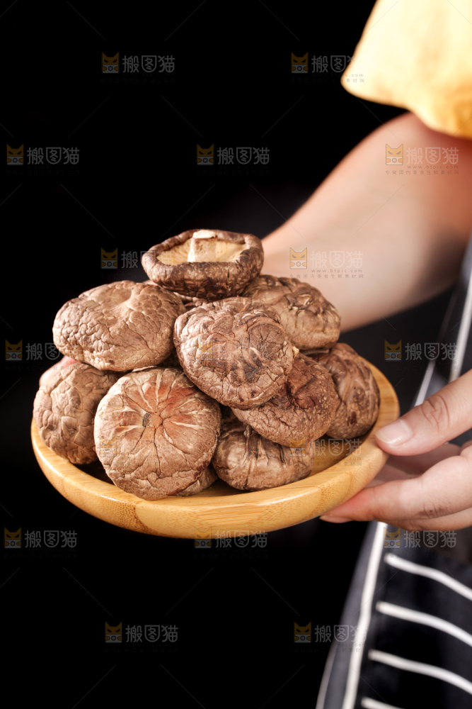 深底上的干香菇