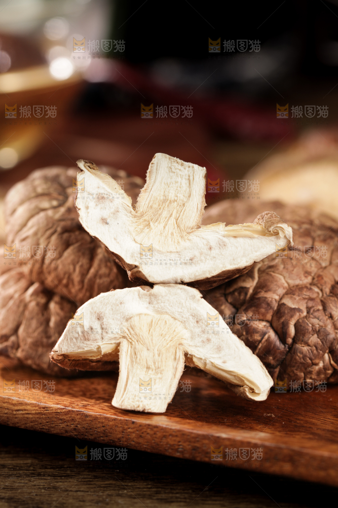 深底上的干香菇