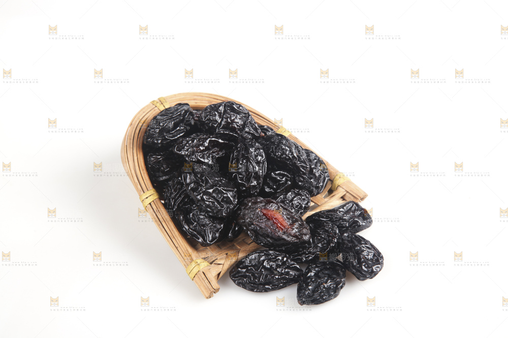 白底上的西梅干