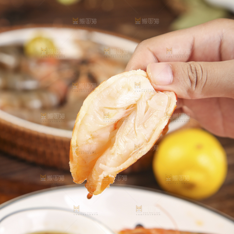盘子里的蒜蓉虾