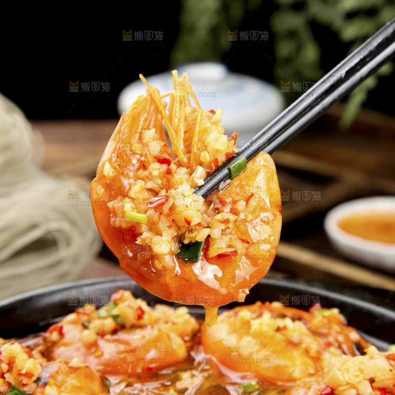 盘子里的蒜蓉虾