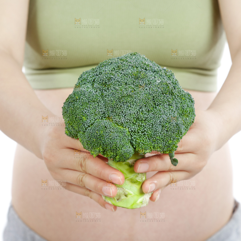 孕妇手里拿着西兰花
