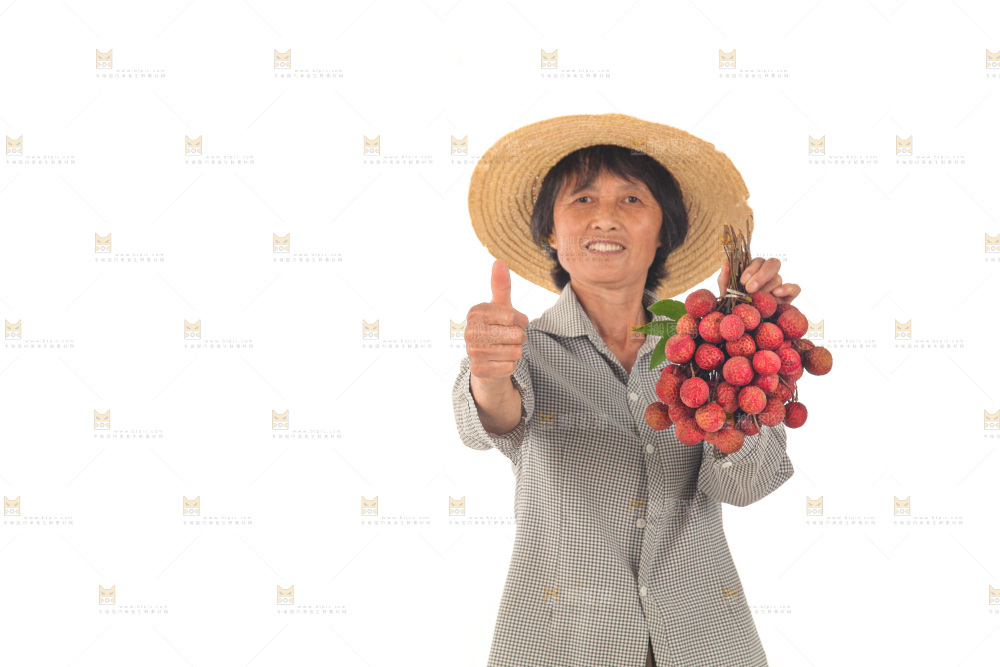 手里拿着新鲜荔枝