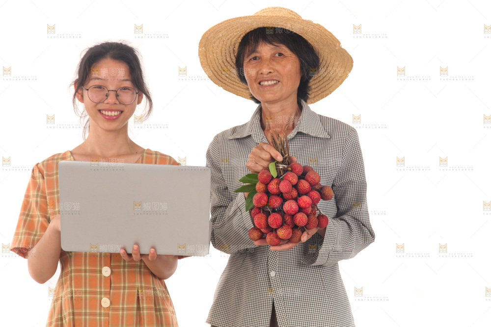 手里拿着新鲜荔枝