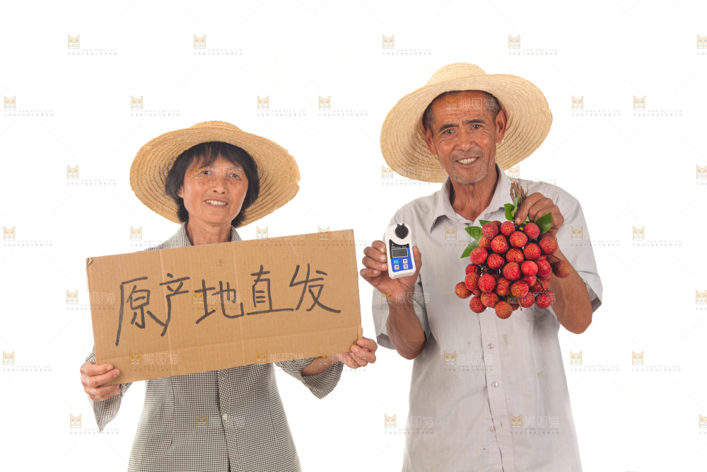 手里拿着新鲜荔枝