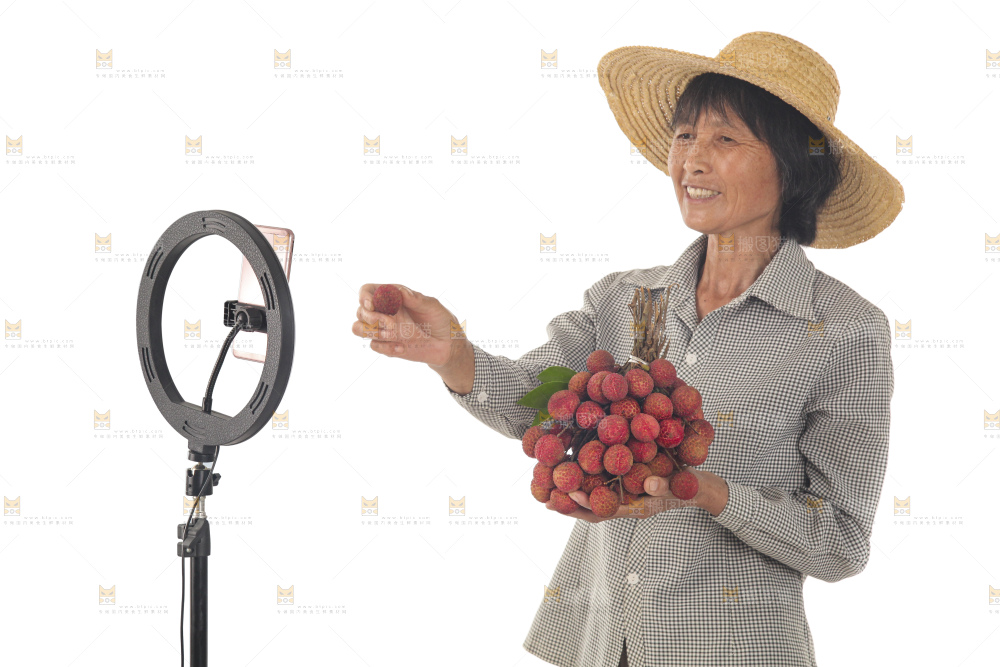 手里拿着新鲜荔枝