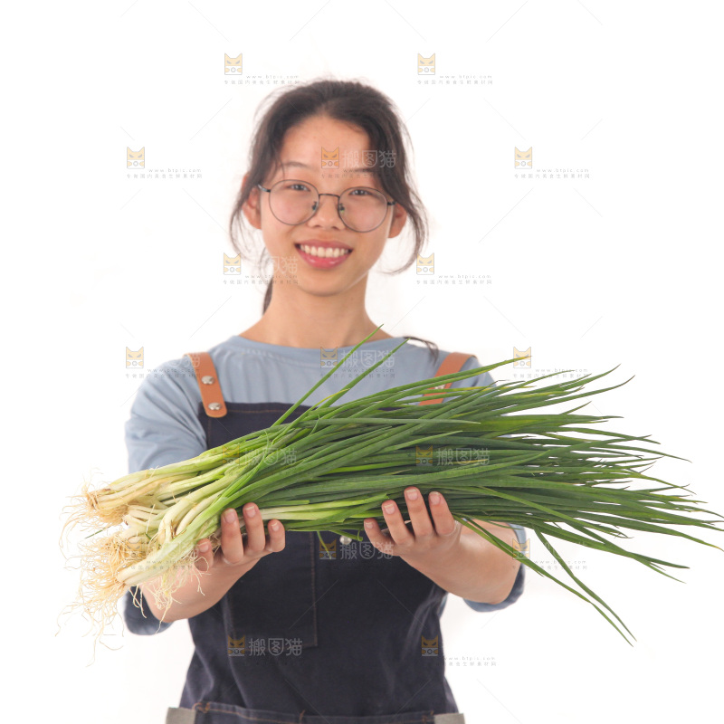 手里拿着新鲜小葱