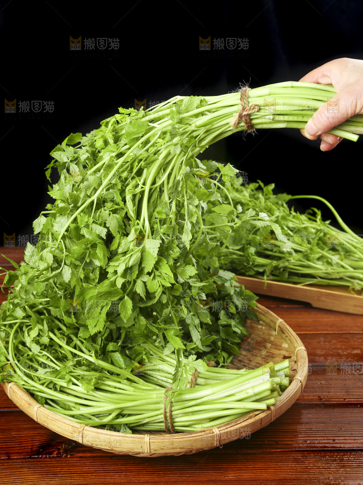 木底上的新鲜芹菜