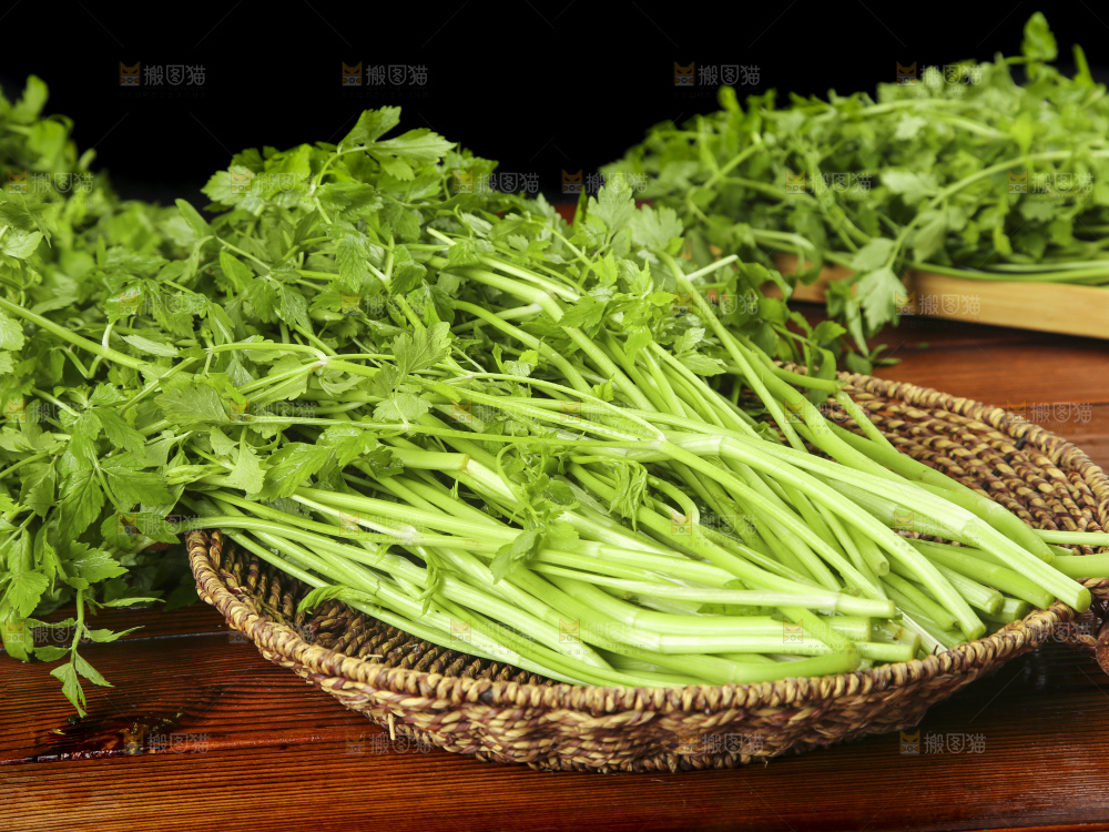 木底上的新鲜芹菜