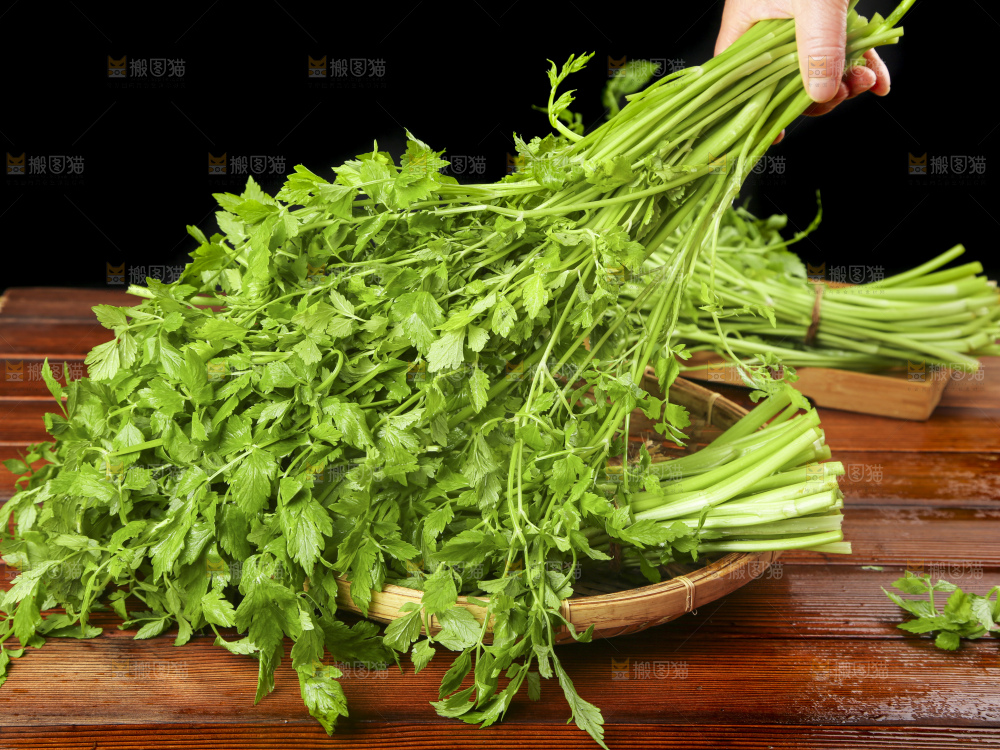 木底上的新鲜芹菜