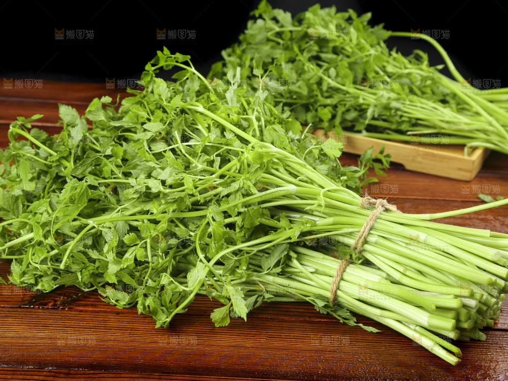 木底上的新鲜芹菜