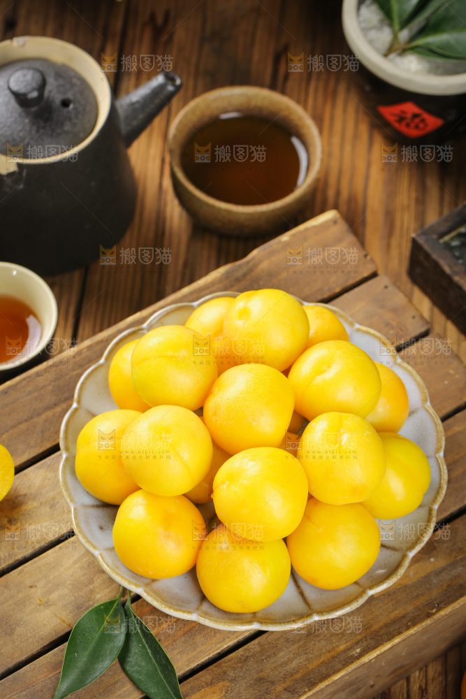 深底上的新鲜小白杏