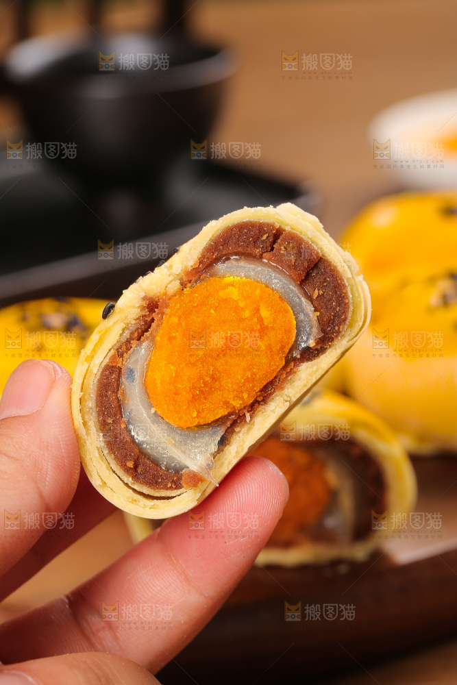 深底上的蛋黄酥