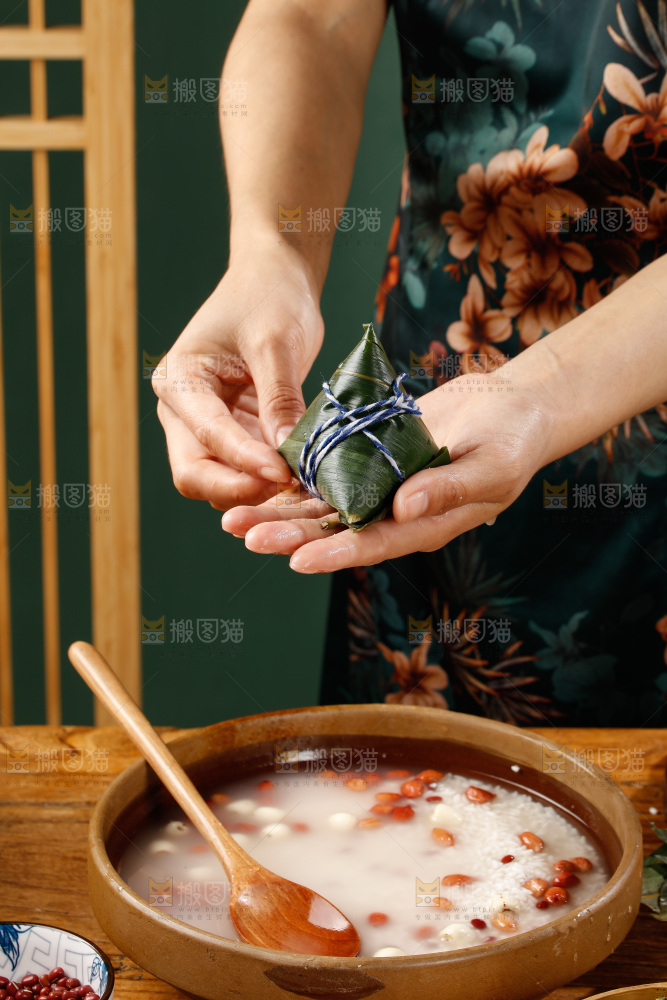 深底上的粽子制作