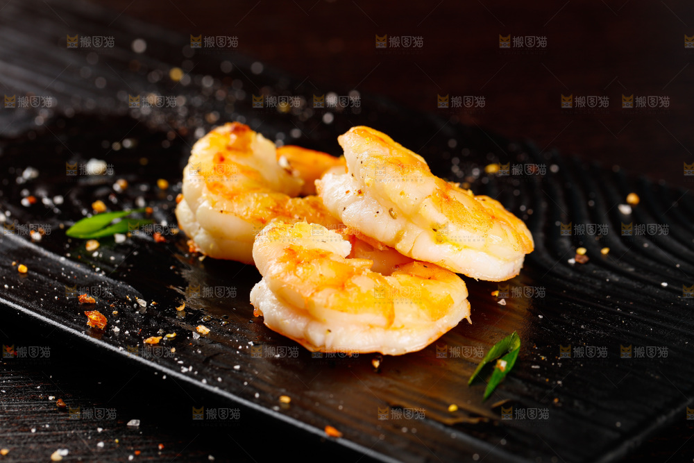 深底上的椒盐虾仁