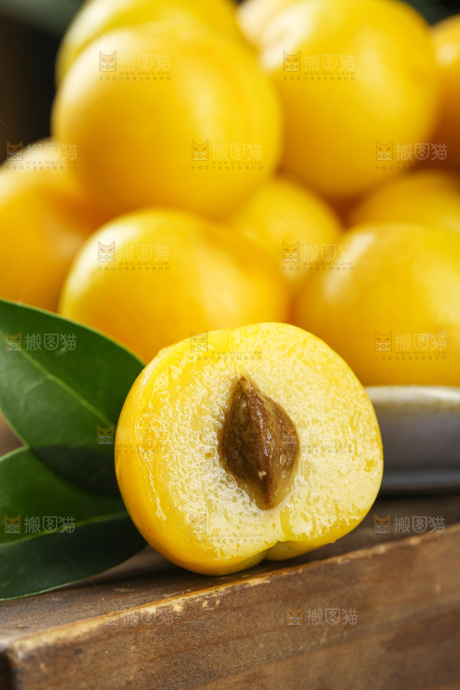 深底上的新鲜小白杏