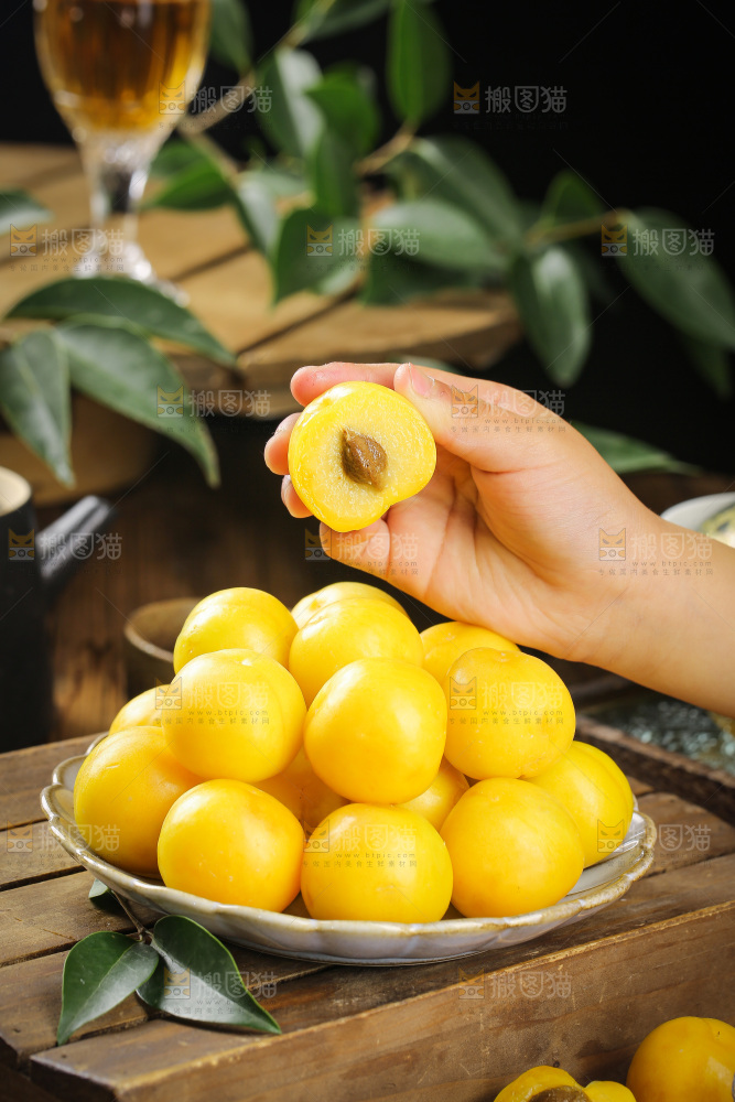 深底上的新鲜小白杏