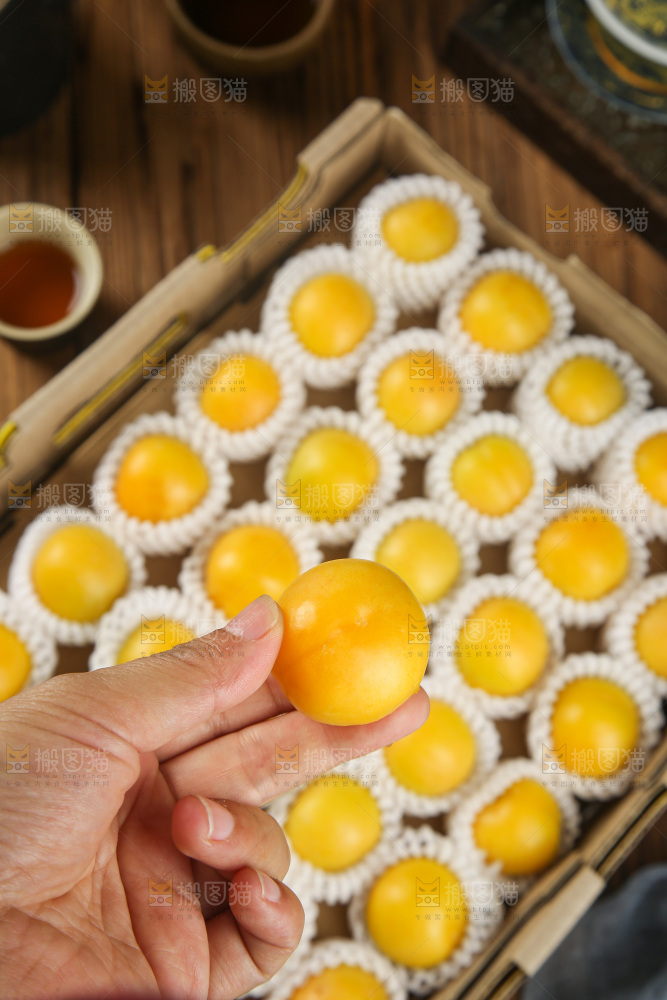深底上的新鲜小白杏