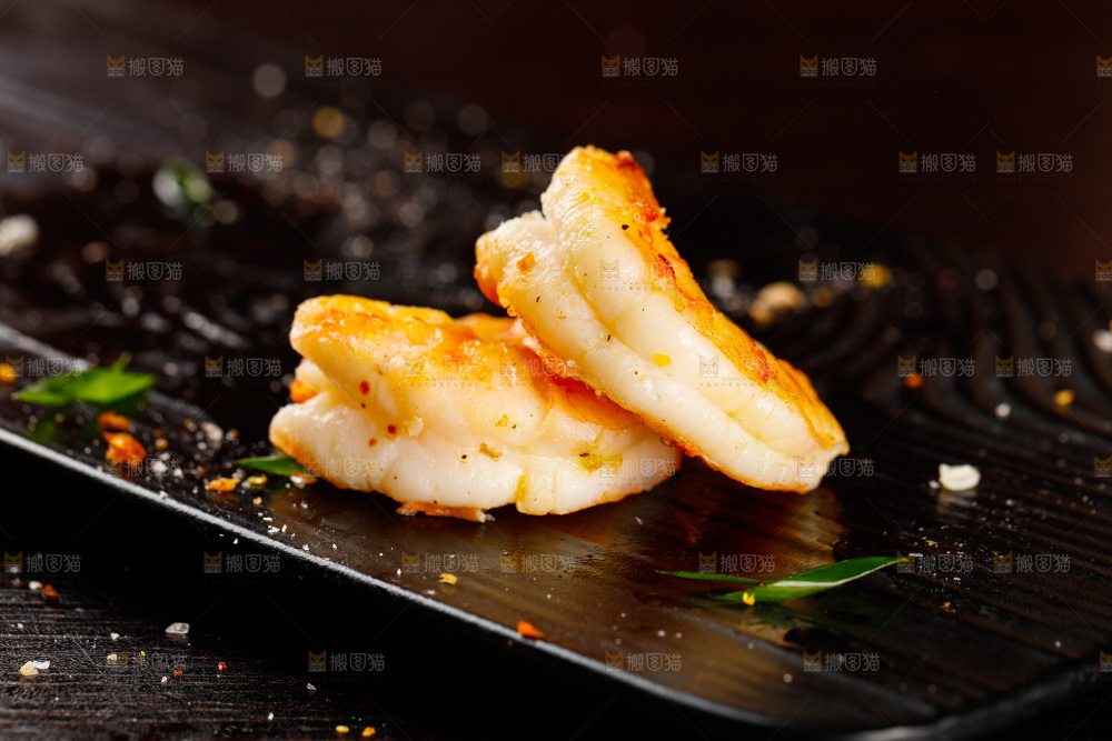 深底上的椒盐虾仁