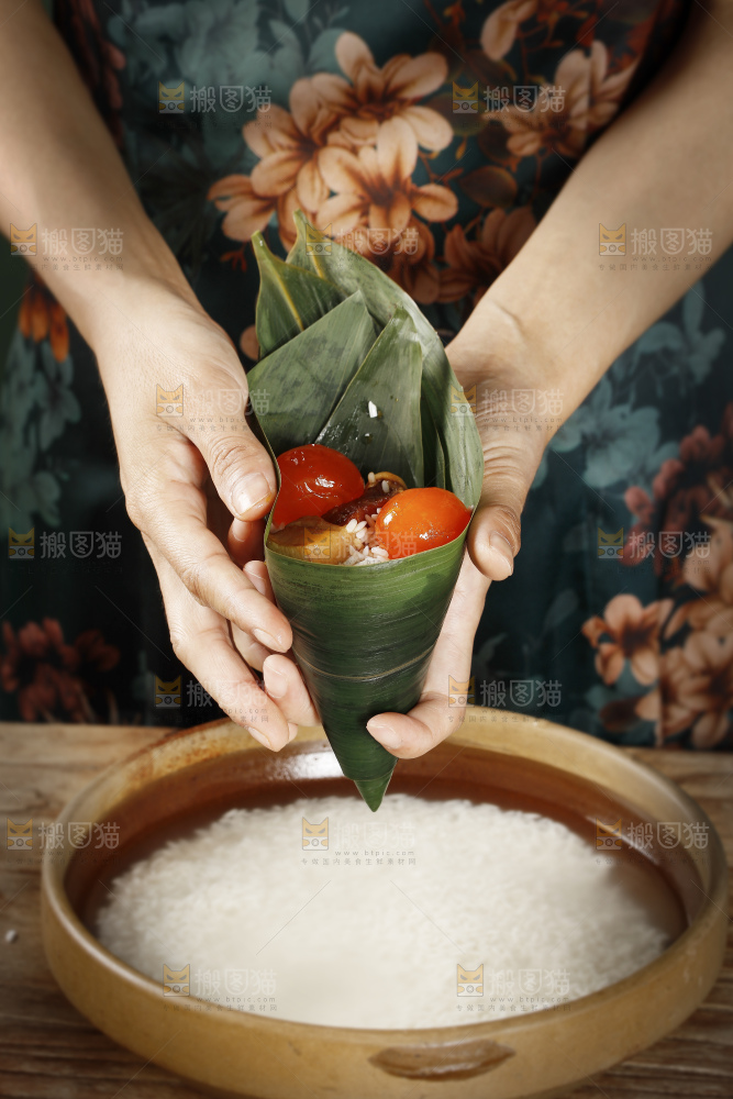 深底上的粽子制作