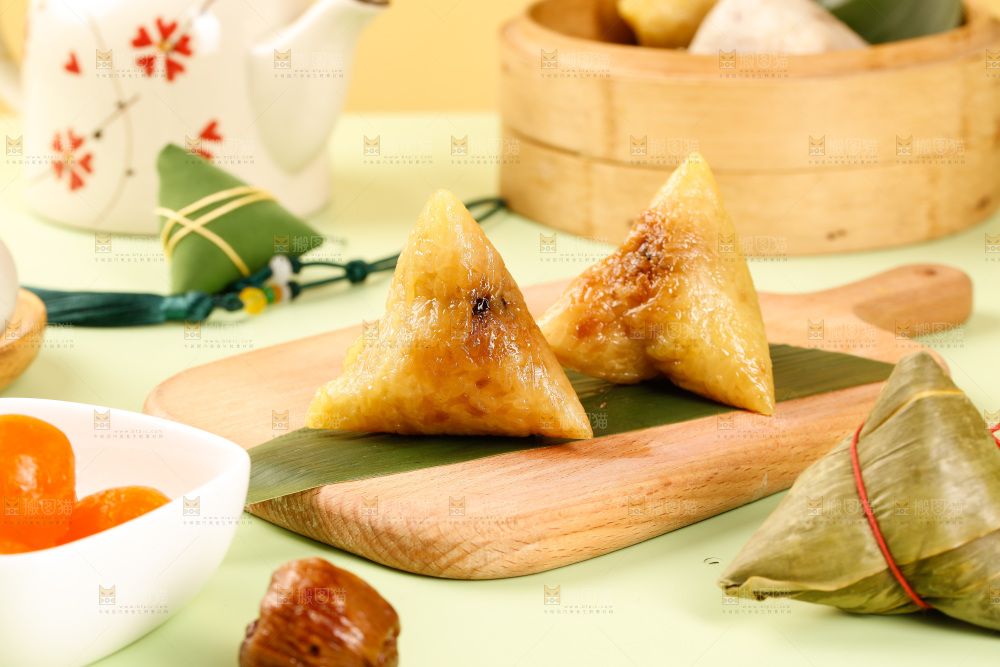 浅底上的糯米粽子