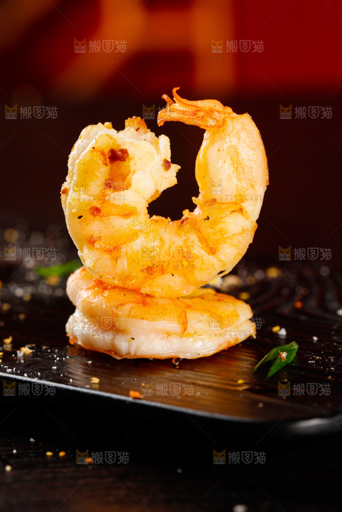 深底上的椒盐虾仁