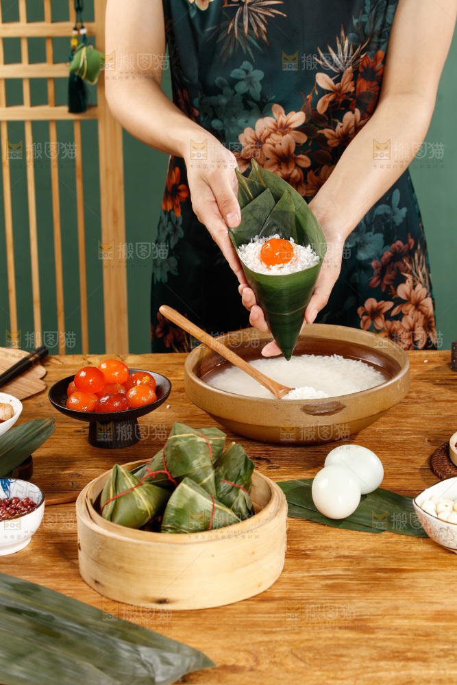 深底上的粽子制作