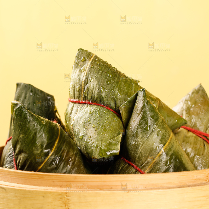 浅底上的糯米粽子