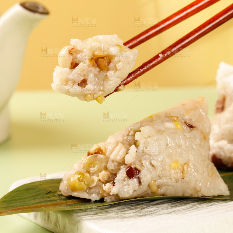 浅底上的糯米粽子