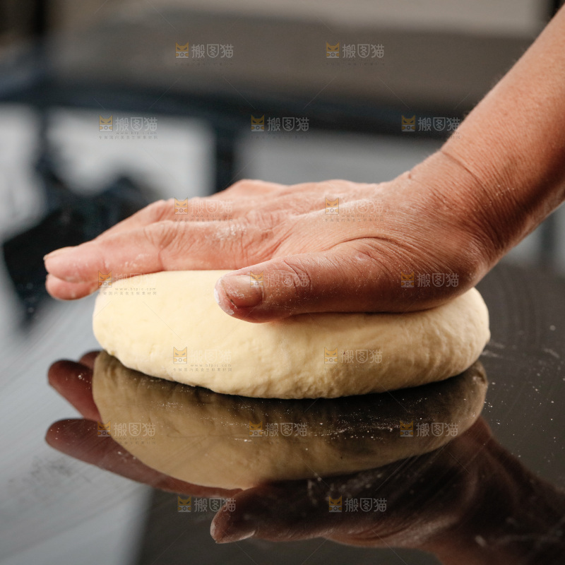 深底上的面团