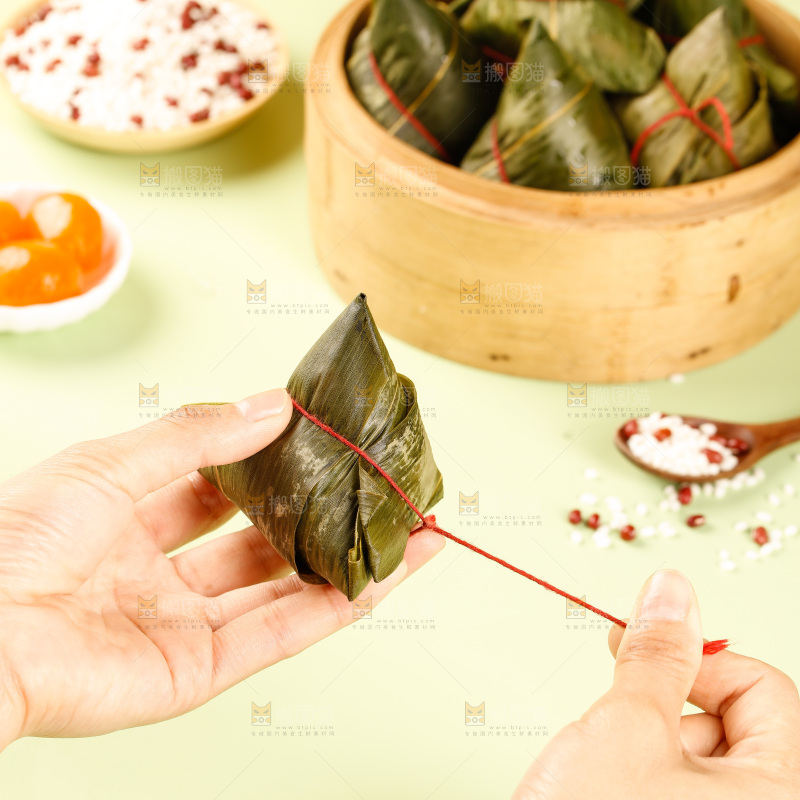 浅底上的糯米粽子