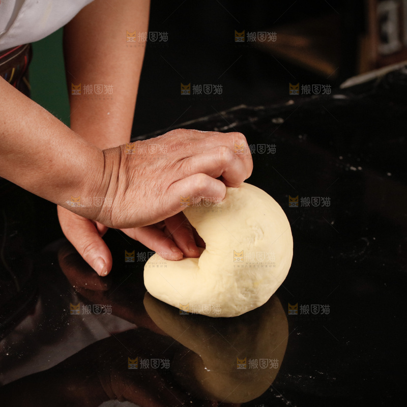深底上的面团