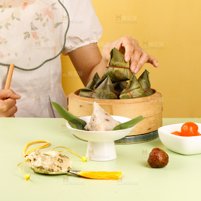浅底上的糯米粽子