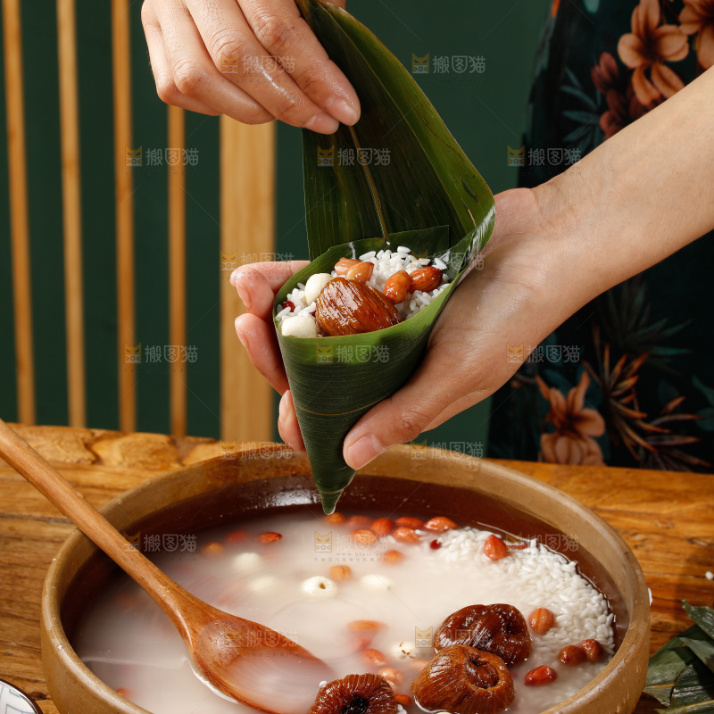 深底上的粽子制作