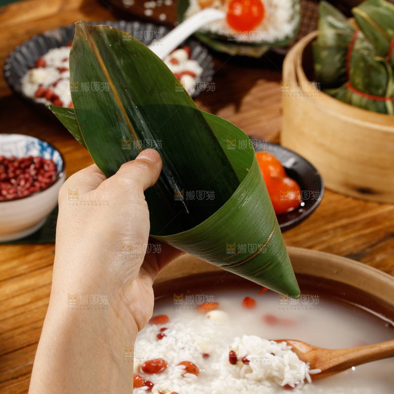 深底上的粽子制作