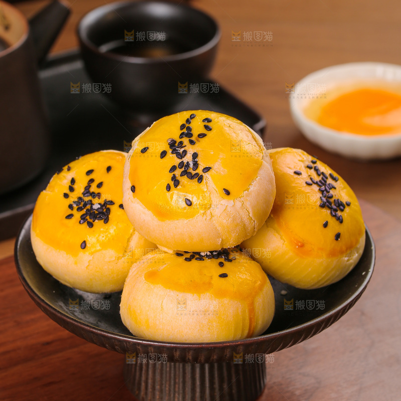 深底上的蛋黄酥