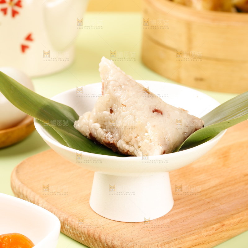 浅底上的糯米粽子