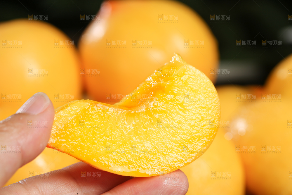 深底上的黄油桃