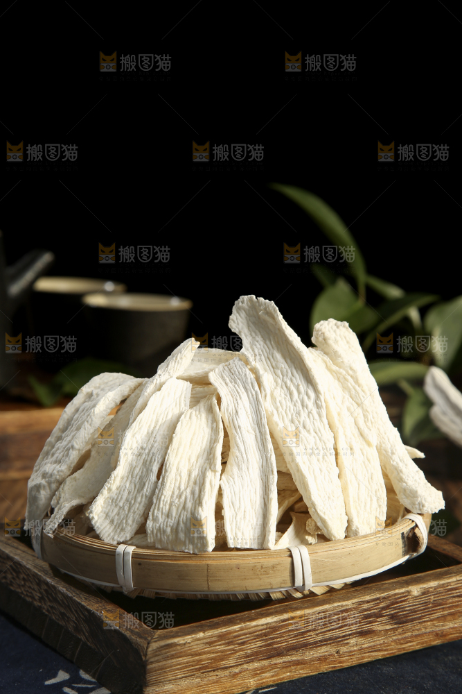 木底上的山药干片
